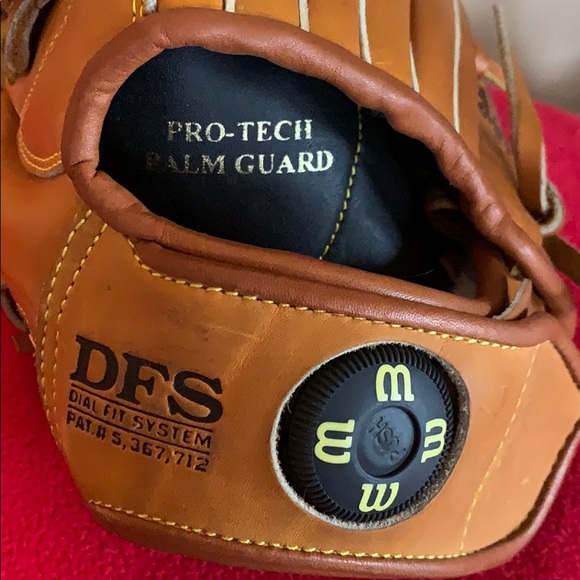 Wilson DFS Series Dial Fit System Glove (Leftie) - Picture 10 of 11
